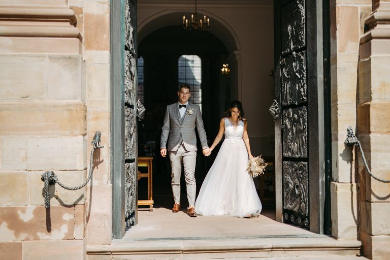 Brautpaar kommt aus der Basilika in St. Johann